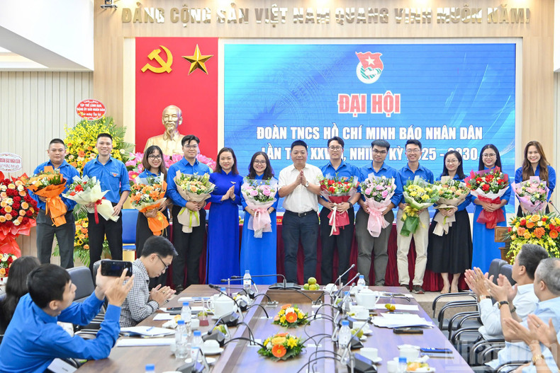 El Comité de la UJCHCM en el periódico Nhan Dan, correspondiente al XXVIII mandato (2025-2030), se presenta ante el Congreso.