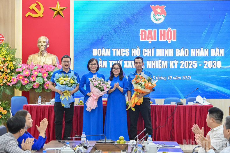Ceremonia de despedida a los miembros del Comité de la UJCHCM en el periódico Nhan Dan del XXVII mandato.