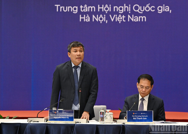 El viceministro permanente de Relaciones Exteriores, Nguyen Minh Vu, presenta su informe en la reunión. El viceministro permanente de Relaciones Exteriores, Nguyen Minh Vu, presenta su informe en la reunión.
