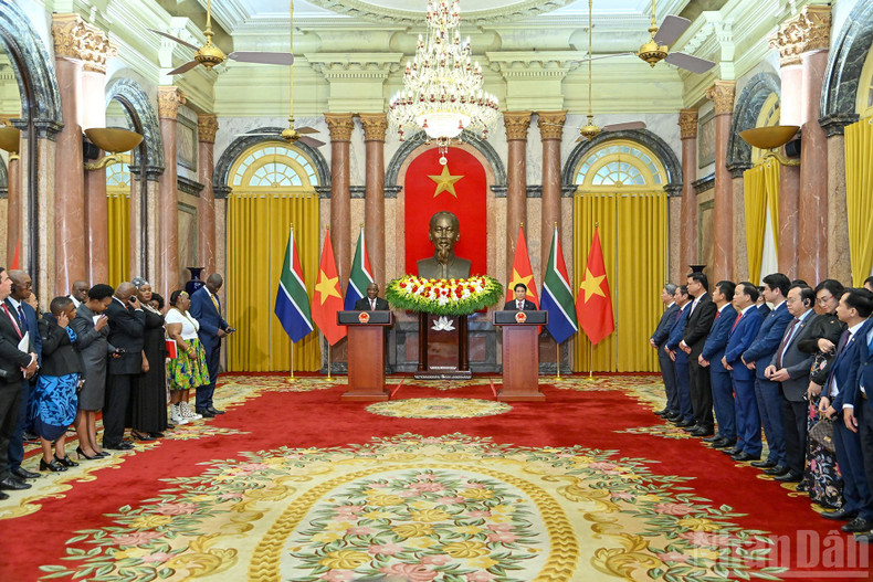 La Guardia de Honor del Ejército Popular de Vietnam se coloca en posición, lista para la ceremonia de bienvenida al presidente sudafricano Matamela Cyril Ramaphosa. La Guardia de Honor del Ejército Popular de Vietnam se coloca en posición, lista para la ceremonia de bienvenida al presidente sudafricano Matamela Cyril Ramaphosa.
