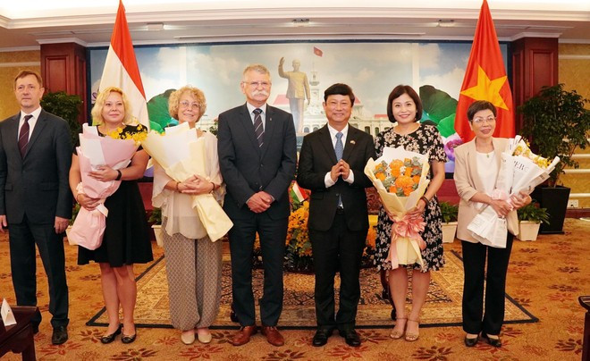 Vo Van Minh, subsecretario del Comité del Partido y presidente del Consejo Popular de Ciudad Ho Chi Minh, y el presidente de la Asamblea Nacional de Hungría, Kover Laszlo. (Foto: VNA) Vo Van Minh, subsecretario del Comité del Partido y presidente del Consejo Popular de Ciudad Ho Chi Minh, y el presidente de la Asamblea Nacional de Hungría, Kover Laszlo. (Foto: VNA)