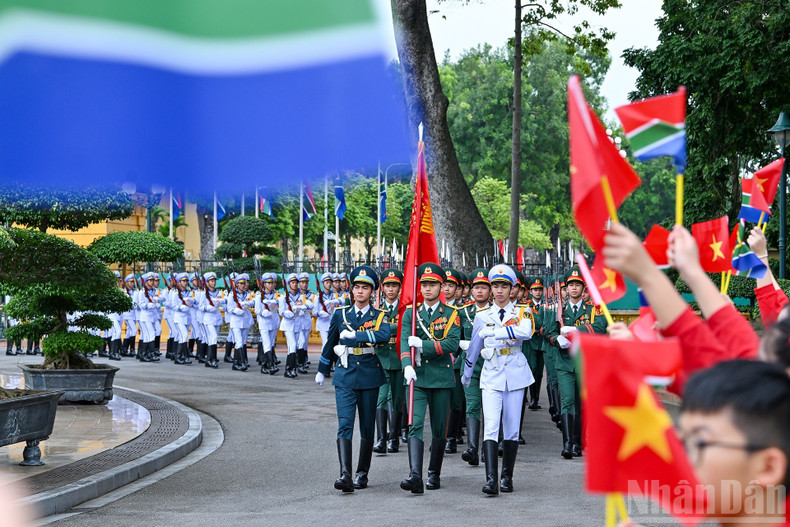 La Guardia de Honor del Ejército Popular de Vietnam se coloca en posición, lista para la ceremonia de bienvenida al presidente sudafricano Matamela Cyril Ramaphosa. La Guardia de Honor del Ejército Popular de Vietnam se coloca en posición, lista para la ceremonia de bienvenida al presidente sudafricano Matamela Cyril Ramaphosa.