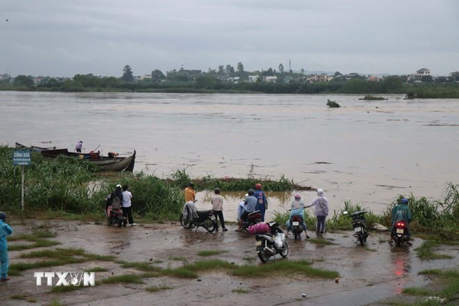 La gente vigila las inundaciones en el río Tra Khuc en Quang Ngai. (Foto: VNA) La gente vigila las inundaciones en el río Tra Khuc en Quang Ngai. (Foto: VNA)