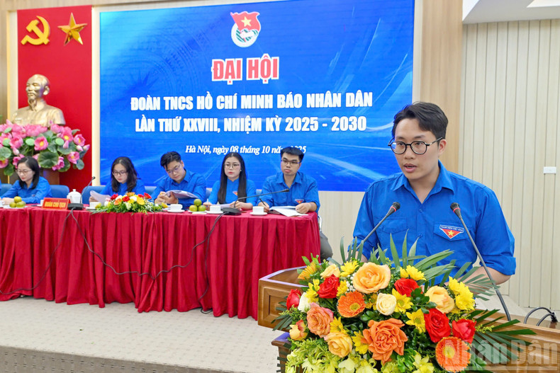 Luong Hai Anh, delegado de la célula de la UJCHCM en el Bloque No Editorial, en nombre del Presídium del Congreso, presenta el informe de la primera sesión de esta asamblea.