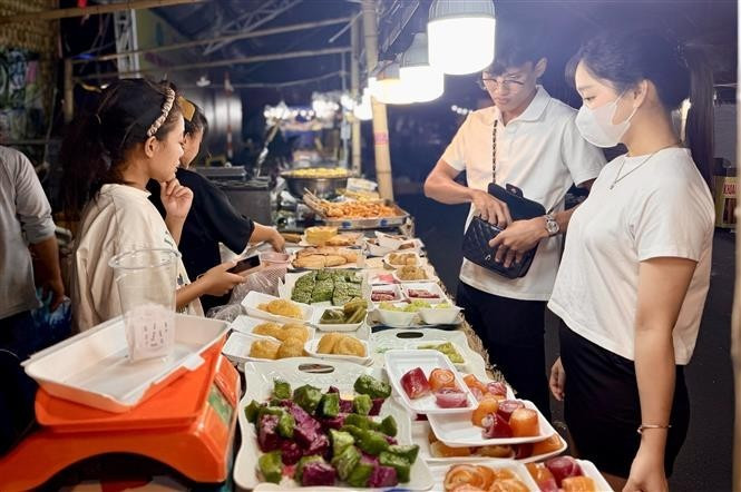 Visitantes recorren los pabellones del Festival de Pasteles Populares del Sur 2025. (Foto: VNA) Visitantes recorren los pabellones del Festival de Pasteles Populares del Sur 2025. (Foto: VNA)