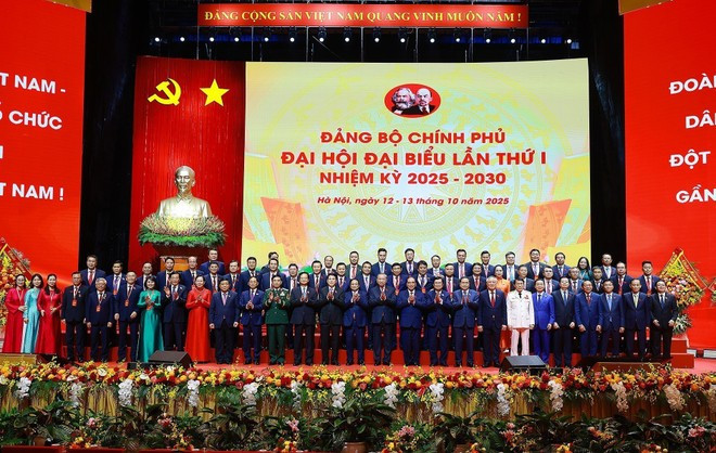 El secretario general del Partido Comunista de Vietnam, To Lam, y delegados participantes en la cita. (Foto: VNA) El secretario general del Partido Comunista de Vietnam, To Lam, y delegados participantes en la cita. (Foto: VNA)