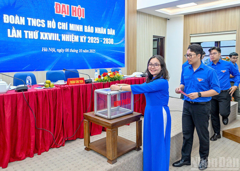 Los delegados eligen al nuevo Comité de la UJCHCM en el periódico Nhan Dan para el XXVIII mandato (2025-2030).