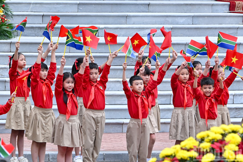 Niños capitalinos saludan a los presidentes Luong Cuong y Matamela Cyril Ramaphosa. Niños capitalinos saludan a los presidentes Luong Cuong y Matamela Cyril Ramaphosa.