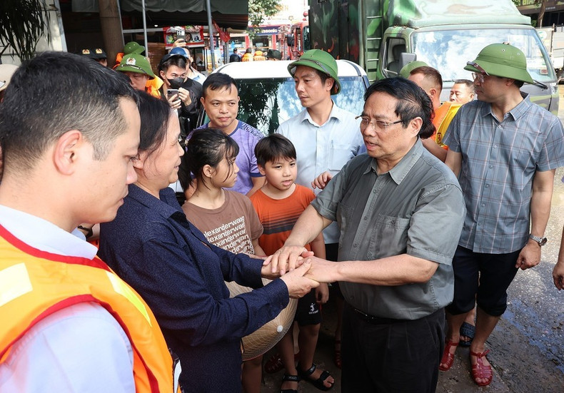 El premier ofrece palabras de aliento a la población afectada por las inundaciones en el barrio de Phan Dinh Phung, de la provincia de Thai Nguyen. (Foto: VNA)