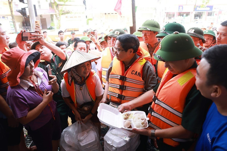 El jefe de Gobierno ofrece apoyo a la población afectada por las inundaciones en el barrio de Phan Dinh Phung, de la provincia de Thai Nguyen. (Foto: VNA)