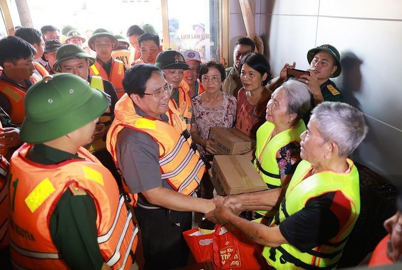 El primer ministro Pham Minh Chinh brinda apoyo a las personas afectadas por las inundaciones en Thai Nguyen. (Foto: VNA)
