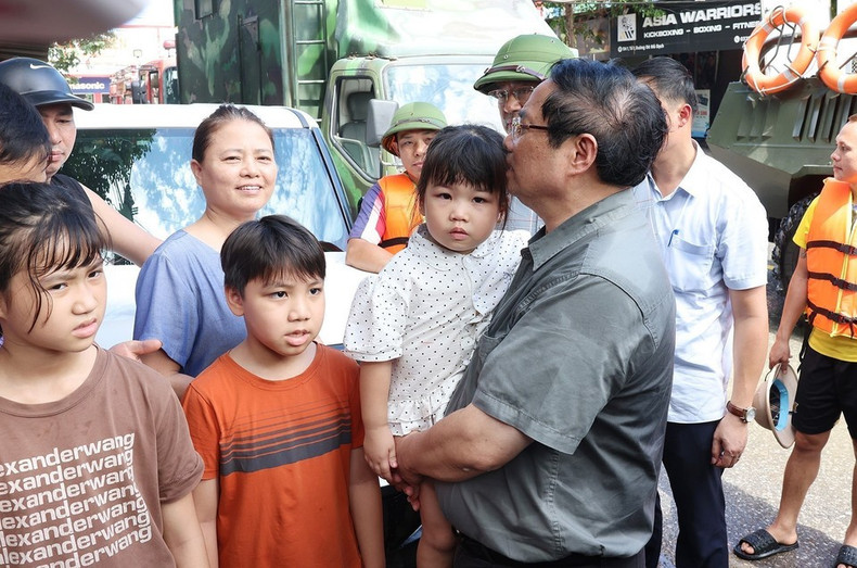 El primer ministro Pham Minh Chinh visita a las personas afectadas por las inundaciones en el barrio de Phan Dinh Phung, de la provincia de Thai Nguyen. (Foto: VNA)