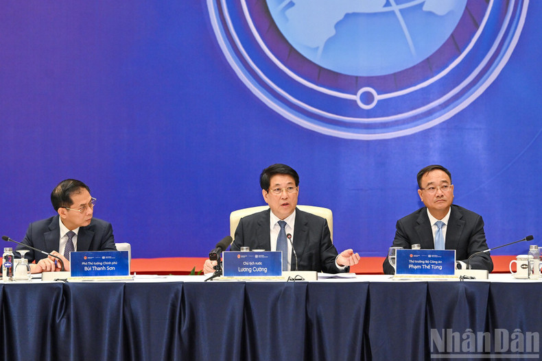 El presidente Luong Cuong pronuncia las conclusiones de la reunión. El presidente Luong Cuong pronuncia las conclusiones de la reunión.
