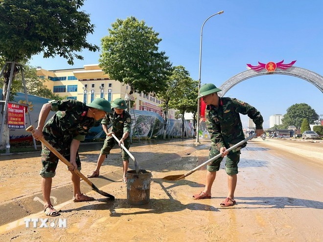 Oficiales y soldados del Comando Militar de la provincia de Thai Nguyen ayudan a las autoridades locales a limpiar las calles tras inundaciones. (Foto: VNA) Oficiales y soldados del Comando Militar de la provincia de Thai Nguyen ayudan a las autoridades locales a limpiar las calles tras inundaciones. (Foto: VNA)