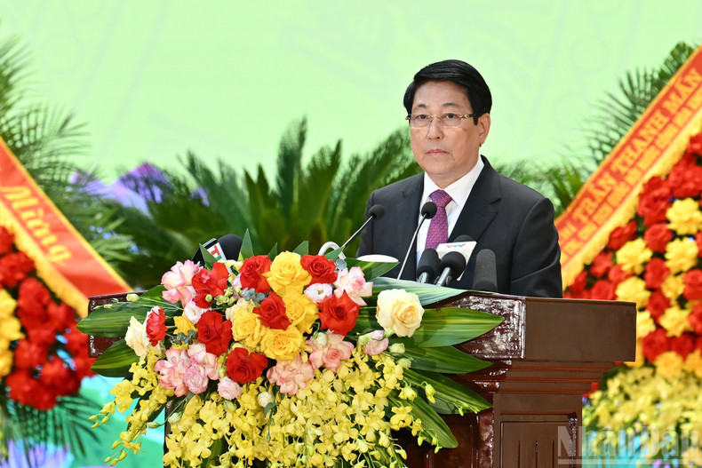 El presidente Luong Cuong pronuncia un discurso en la ceremonia. El presidente Luong Cuong pronuncia un discurso en la ceremonia.