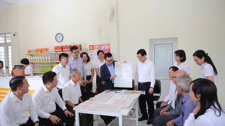 El camarada Le Quoc Minh presenta el suplemento a los cuadros, miembros del Partido y habitantes de la oficina de correos y centro cultural de la comuna de Trieu Viet Vuong. El camarada Le Quoc Minh presenta el suplemento a los cuadros, miembros del Partido y habitantes de la oficina de correos y centro cultural de la comuna de Trieu Viet Vuong.