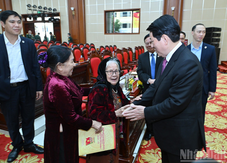 El presidente Luong Cuong y las Madres Heroicas Vietnamitas en la ceremonia. El presidente Luong Cuong y las Madres Heroicas Vietnamitas en la ceremonia.