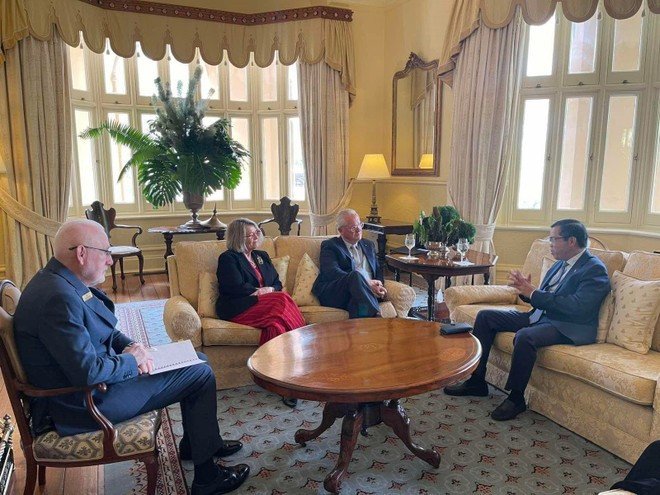 El embajador de Vietnam en Australia, Pham Hung Tam (extrema derecha), saluda al gobernador Christopher John Dawson (segundo desde la derecha). (Foto: VNA) El embajador de Vietnam en Australia, Pham Hung Tam (extrema derecha), saluda al gobernador Christopher John Dawson (segundo desde la derecha). (Foto: VNA)