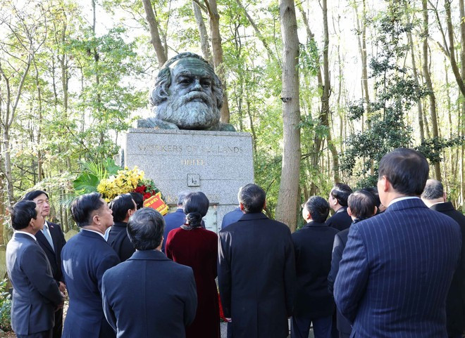 El secretario general del PCV, To Lam, y su esposa, junto con una delegación vietnamita de alto rango, rinden homenaje al dirigente del proletariado Karl Marx en su tumba. (Foto: VNA) El secretario general del PCV, To Lam, y su esposa, junto con una delegación vietnamita de alto rango, rinden homenaje al dirigente del proletariado Karl Marx en su tumba. (Foto: VNA)
