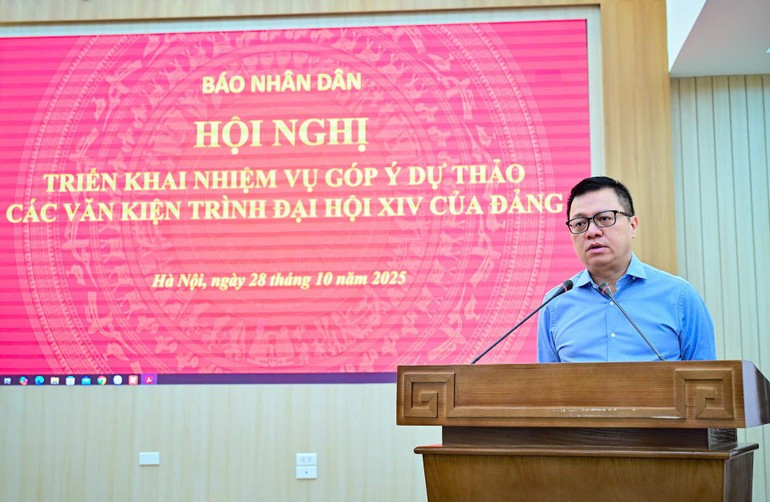 Le Quoc Minh, miembro del Comité Central del PCV, presidente-editor del periódico Nhan Dan, subjefe de la Comisión de Propaganda y Movilización de Masas del Comité Central del PCV y presidente de la Asociación de Periodistas de Vietnam, habla en el evento.