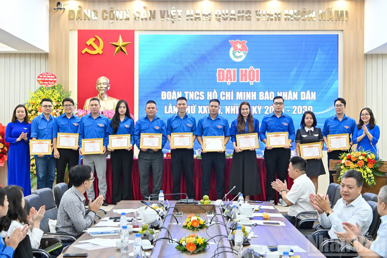 El Comité de la UJCHCM en el periódico Nhan Dan, correspondiente al XXVIII mandato, entrega diplomas de reconocimiento a jóvenes destacados durante el último período.