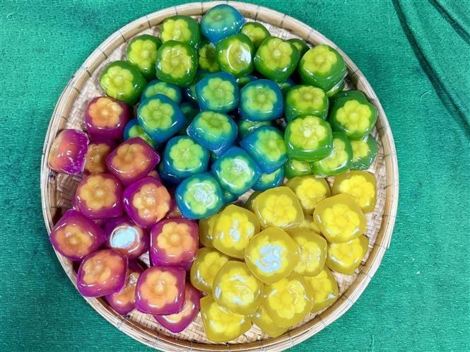 "Banh Phu the" (pasteles de esposo y esposa) de colores variados, tradicionalmente utilizado como ofrenda nupcial en las bodas de An Giang. (Foto: VNA) "Banh Phu the" (pasteles de esposo y esposa) de colores variados, tradicionalmente utilizado como ofrenda nupcial en las bodas de An Giang. (Foto: VNA)
