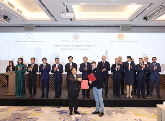El secretario general del Partido Comunista de Vietnam, To Lam, y el presidente de Bulgaria, Rumen Radev, asisten al Foro Empresarial Vietnam-Bulgaria. (Foto: VNA) El secretario general del Partido Comunista de Vietnam, To Lam, y el presidente de Bulgaria, Rumen Radev, asisten al Foro Empresarial Vietnam-Bulgaria. (Foto: VNA)