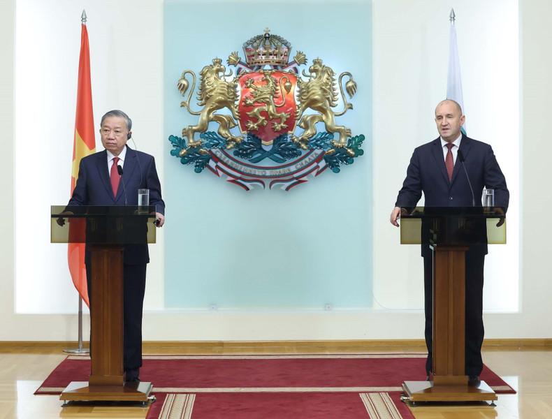 El secretario general del PCV, To Lam, y el presidente de Bulgaria, Rumen Radev, durante la rueda de prensa conjunta. (Foto: Thong Nhat/VNA) El secretario general del PCV, To Lam, y el presidente de Bulgaria, Rumen Radev, durante la rueda de prensa conjunta. (Foto: Thong Nhat/VNA)