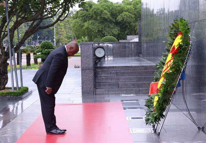El presidente de Sudáfrica, Matamela Cyril Ramaphosa, y su delegación rinden homenaje al Presidente Ho Chi Minh en su Mausoleo en Hanói. (Foto: VNA) El presidente de Sudáfrica, Matamela Cyril Ramaphosa, y su delegación rinden homenaje al Presidente Ho Chi Minh en su Mausoleo en Hanói. (Foto: VNA)