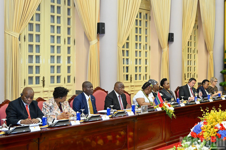 El presidente Matamela Cyril Ramaphosa y los miembros de su delegación en las conversaciones. El presidente Matamela Cyril Ramaphosa y los miembros de su delegación en las conversaciones.