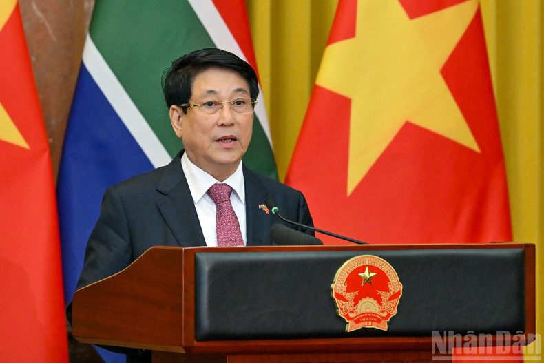 El presidente Luong Cuong habla ante los medios de comunicación. El presidente Luong Cuong habla ante los medios de comunicación.