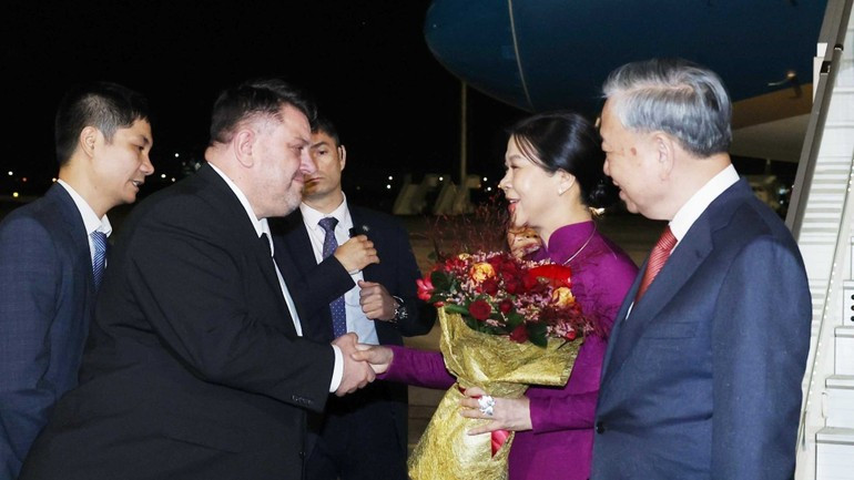 Ceremonia de bienvenida a To Lam y su esposa en el Aeropuerto Internacional de Sofía. (Foto: Thong Nhat/VNA) Ceremonia de bienvenida a To Lam y su esposa en el Aeropuerto Internacional de Sofía. (Foto: Thong Nhat/VNA)