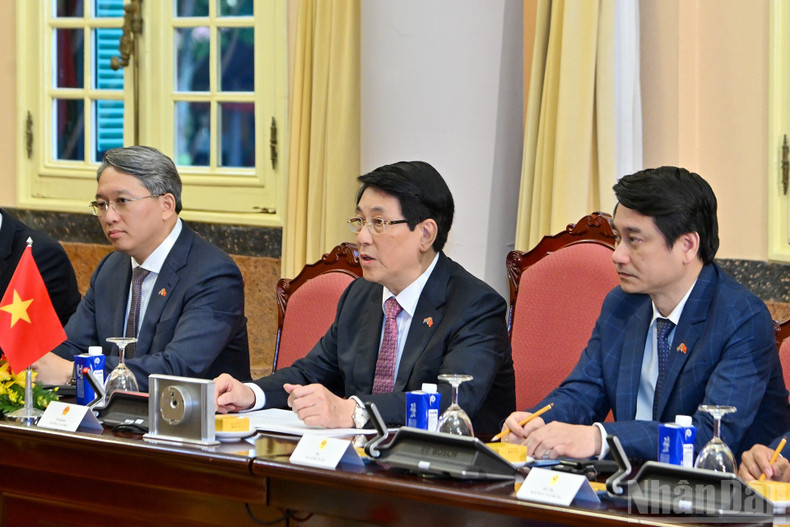 El presidente Luong Cuong interviene en las conversaciones. El presidente Luong Cuong interviene en las conversaciones.