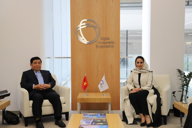 El viceprimer ministro de Vietnam, Nguyen Chi Dung, se reúne con Deemah AIYahya, de la Organización de Cooperación Digital. (Foto: VNA) El viceprimer ministro de Vietnam, Nguyen Chi Dung, se reúne con Deemah AIYahya, de la Organización de Cooperación Digital. (Foto: VNA)