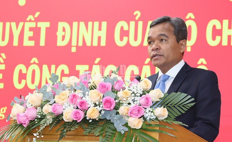 Ho Van Nien, nuevo secretario del Comité partidista de Quang Ngai, habla en el evento. (Foto: Nhan Dan) Ho Van Nien, nuevo secretario del Comité partidista de Quang Ngai, habla en el evento. (Foto: Nhan Dan)