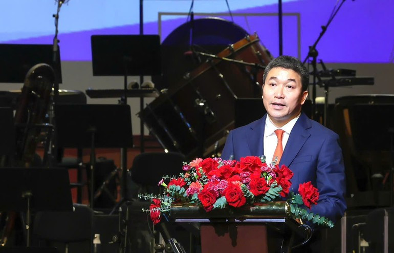 El presidente de la Unión de Organizaciones de Amistad de Vietnam, Phan Anh Son, habla en la ceremonia.