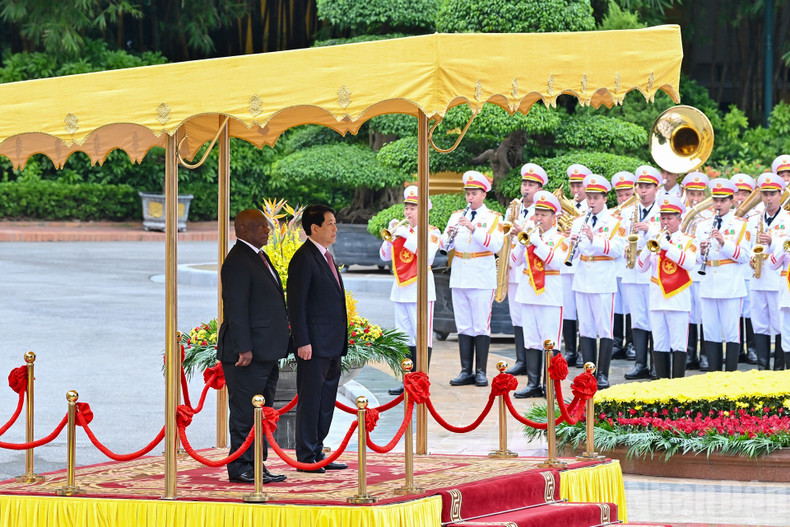 El presidente Luong Cuong y su similar sudafricano se encuentran en la tribuna de honor mientras la banda militar interpreta los himnos nacionales de ambos países. El presidente Luong Cuong y su similar sudafricano se encuentran en la tribuna de honor mientras la banda militar interpreta los himnos nacionales de ambos países.