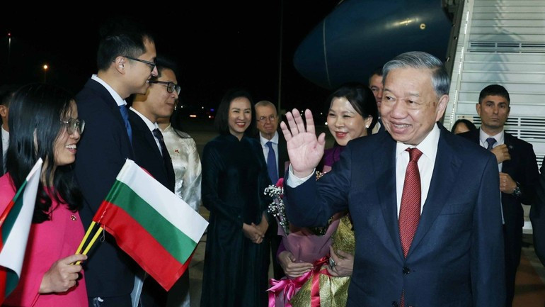 Ceremonia de bienvenida al líder partidista y su esposa en el Aeropuerto Internacional de Sofía. (Foto: Thong Nhat/VNA) Ceremonia de bienvenida al líder partidista y su esposa en el Aeropuerto Internacional de Sofía. (Foto: Thong Nhat/VNA)