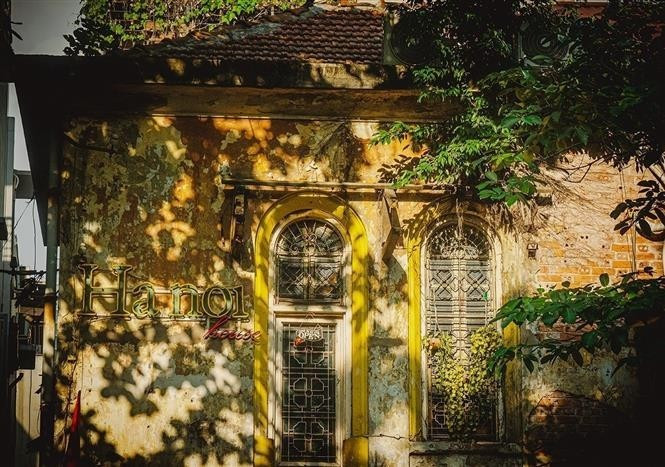 Las casas y los árboles parecen ponerse un nuevo traje: el delicado manto del otoño, que despierta la nostalgia y el amor por la ciudad. (Foto: VNA) Las casas y los árboles parecen ponerse un nuevo traje: el delicado manto del otoño, que despierta la nostalgia y el amor por la ciudad. (Foto: VNA)