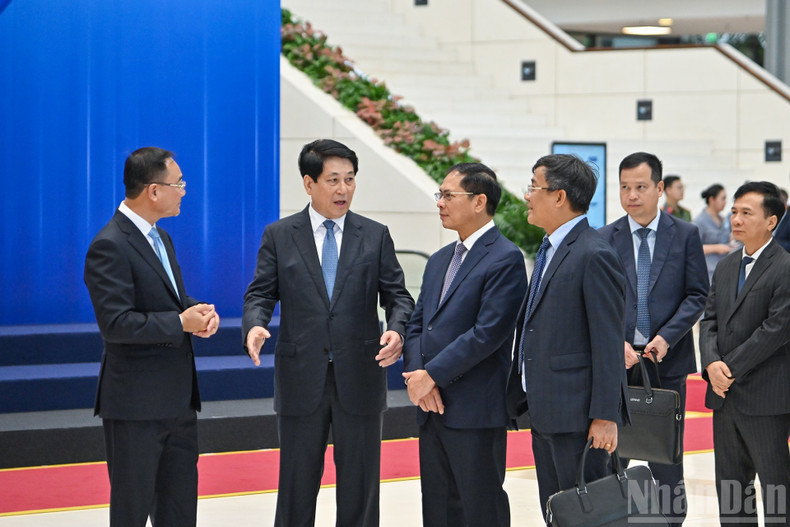 El presidente Luong Cuong conversa con los delegados. El presidente Luong Cuong conversa con los delegados.