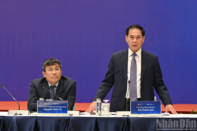 El viceprimer ministro Bui Thanh Son pronuncia su intervención. El viceprimer ministro Bui Thanh Son pronuncia su intervención.