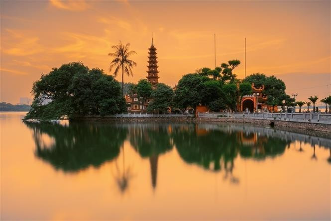 La pagoda Tran Quoc al atardecer de un día de otoño. (Foto: VNA) La pagoda Tran Quoc al atardecer de un día de otoño. (Foto: VNA)