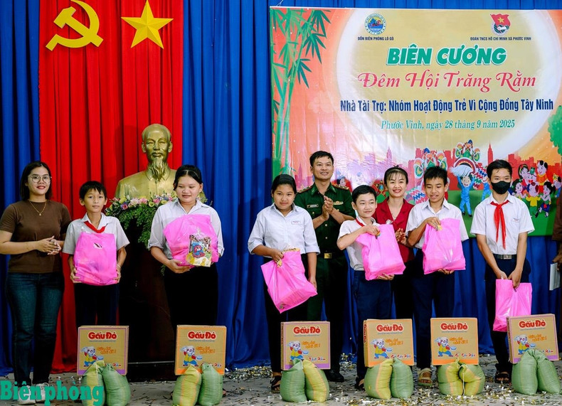 El puesto fronterizo Lo Go, de la Guardia Fronteriza de la sureña provincia de Tay Ninh, entrega regalos del Medio Otoño a las escuelas de la comuna de Phuoc Vinh. (Foto: Minh Luan/Periódico de la Guardafronteras) El puesto fronterizo Lo Go, de la Guardia Fronteriza de la sureña provincia de Tay Ninh, entrega regalos del Medio Otoño a las escuelas de la comuna de Phuoc Vinh. (Foto: Minh Luan/Periódico de la Guardafronteras)
