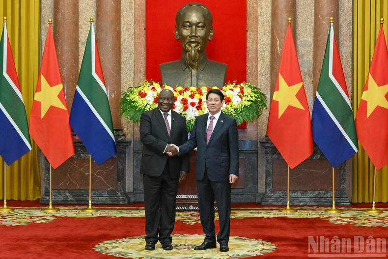 Luong Cuong y Matamela Cyril Ramaphosa posan para una foto conjunta. Luong Cuong y Matamela Cyril Ramaphosa posan para una foto conjunta.