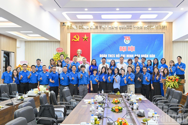 Delegados e invitados posan para una foto.
