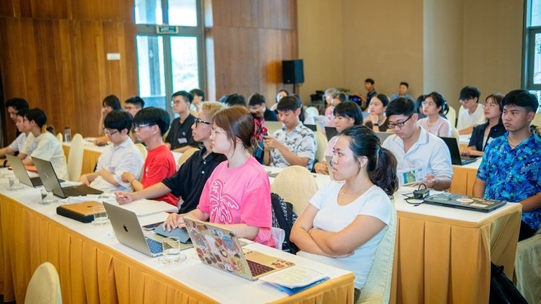 El curso atrae a numerosos estudiantes y jóvenes investigadores de diversas partes del mundo. El curso atrae a numerosos estudiantes y jóvenes investigadores de diversas partes del mundo.