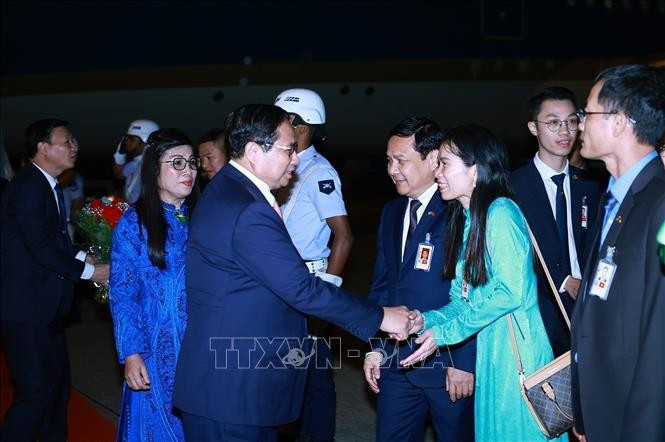 Funcionarios y empleados de la Embajada de Vietnam en Brasil dan la bienvenida al primer ministro vietnamita y su esposa. (Foto: VNA) Funcionarios y empleados de la Embajada de Vietnam en Brasil dan la bienvenida al primer ministro vietnamita y su esposa. (Foto: VNA)