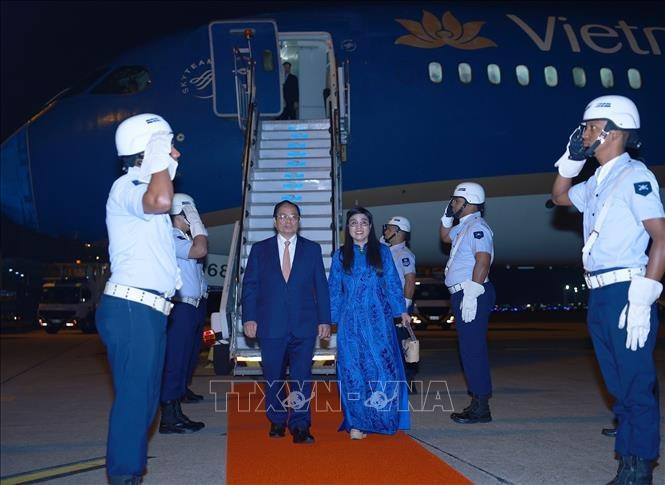 El primer ministro Pham Minh Chinh y su esposa Le Thi Bich Tran en la base aérea militar de Galeão, Río de Janeiro, Brasil. (Foto: VNA) El primer ministro Pham Minh Chinh y su esposa Le Thi Bich Tran en la base aérea militar de Galeão, Río de Janeiro, Brasil. (Foto: VNA)