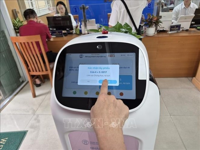 El robot ayuda a las personas a realizar sus procedimientos con más facilidad. (Foto: VNA) El robot ayuda a las personas a realizar sus procedimientos con más facilidad. (Foto: VNA)