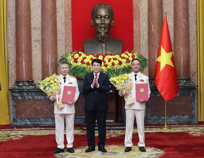 El presidente de Vietnam, Luong Cuong, entrega las decisiones a los viceministros de Seguridad Pública. (Foto: VNA) El presidente de Vietnam, Luong Cuong, entrega las decisiones a los viceministros de Seguridad Pública. (Foto: VNA)